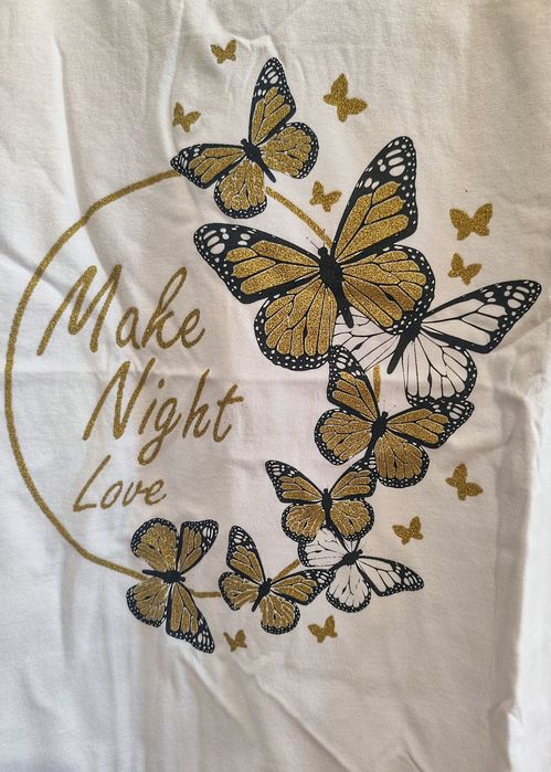 Biały oversizowy T-shirt z nadrukiem w motylki
