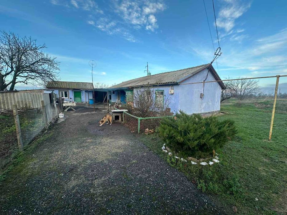 продам 25 соток землі з будинком