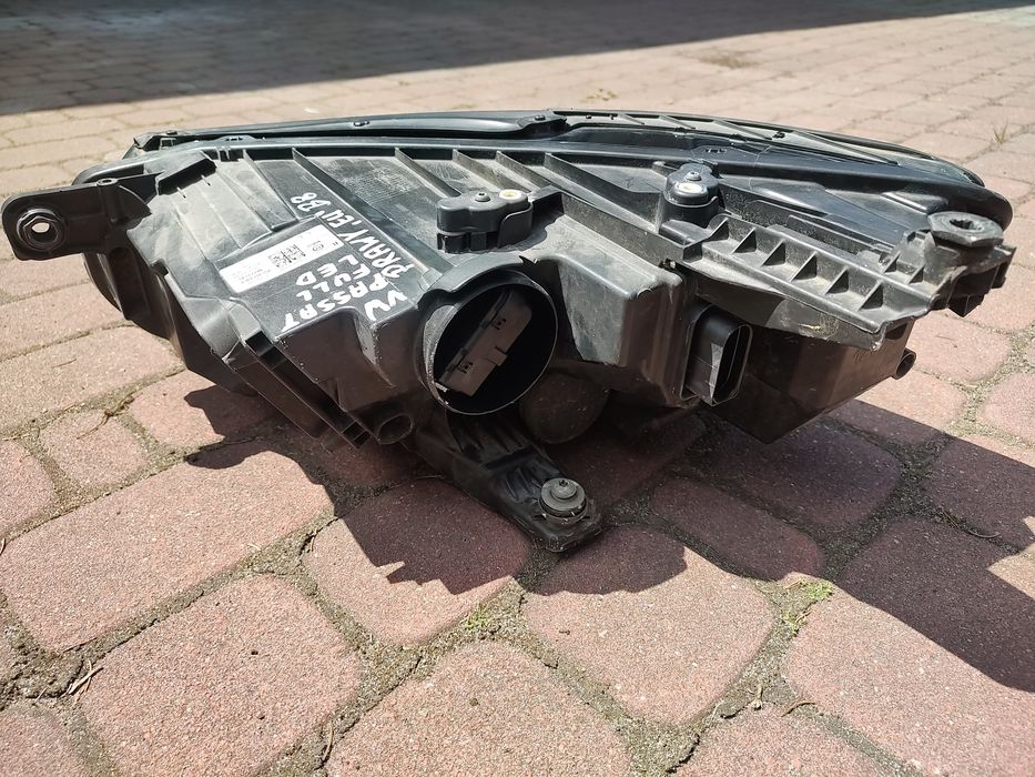 Reflektor prawy VW passat B8