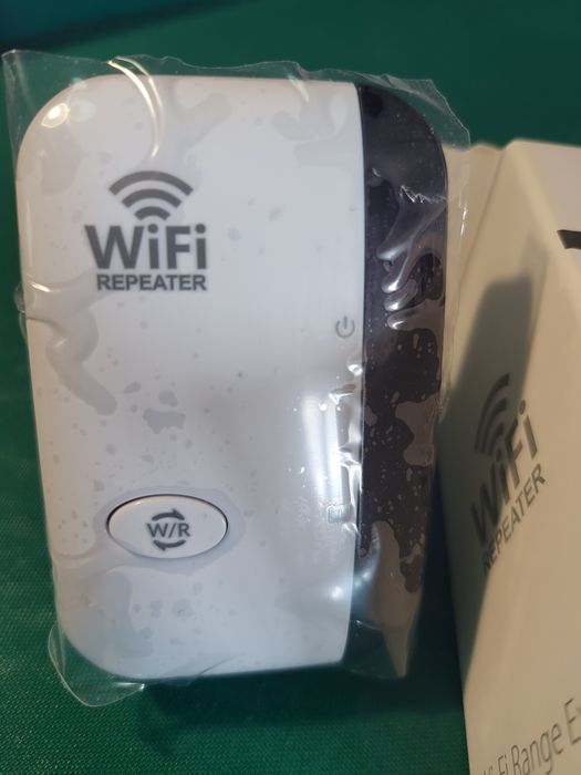 Repetidor sinal Wi-Fi. Amplificador rede wireless. Wi-Fi repeater.