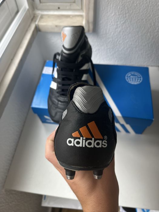 Chuteiras de futebol Adidas pretas vintage dos anos 90