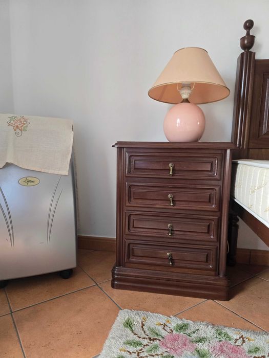 Cama | mesas de cabeceira | cómoda | espelho