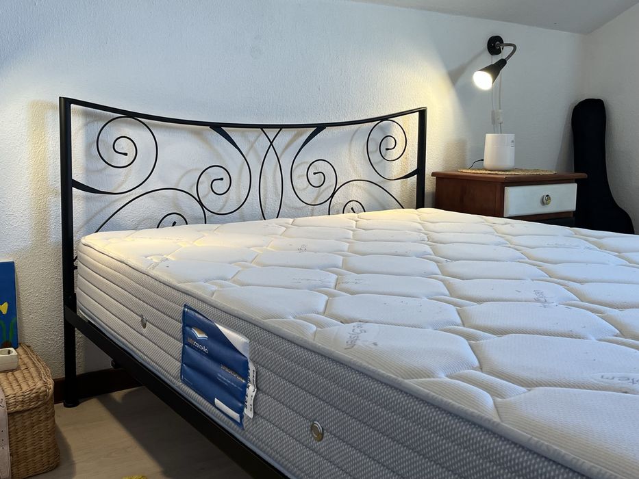 Cama de ferro com estrado - estilo elegante