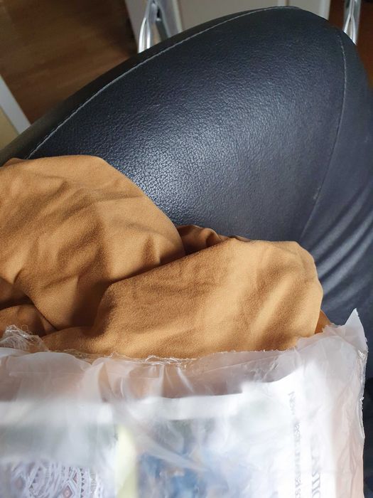 Nowy pokrowiec na kanapę do 185 cm w kolorze złoto-beżowym.