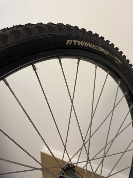 Pneu, camera de ar e arame de bicicleta roda