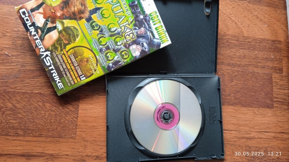 Компьютерная игра и музыка на компакт дисках.