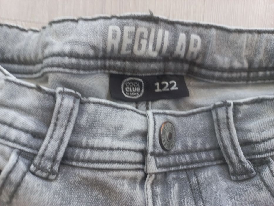 Spodnie chłopięce dżinsowe Cool Club rozmiar 122.
Fason regular, szero