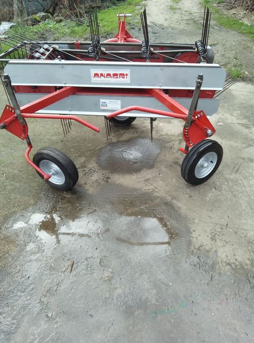 Juntador  e mexedor de feno