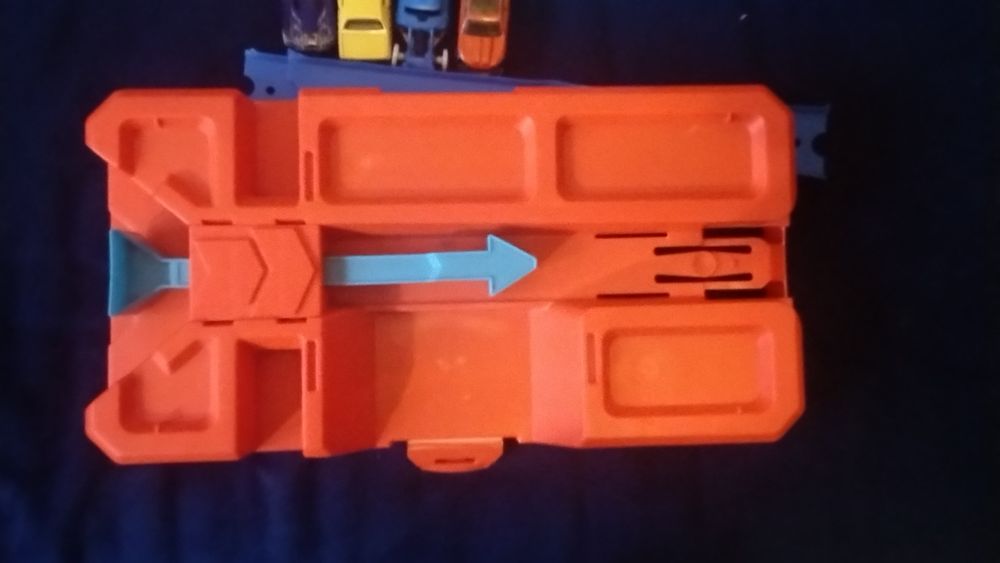 Набор трюков с бочками в чемодане Hot Wheels