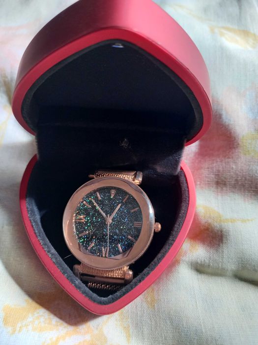 Relógio com caixa coração vermelha - em funcionamento.