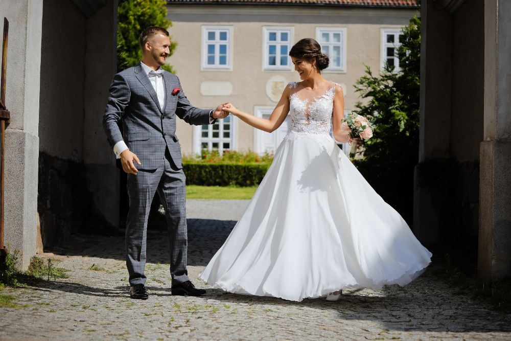 Suknia ślubna o rozmiarze 38 .