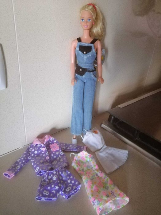 Boneca Barbie Loura e de Olhos Azuis