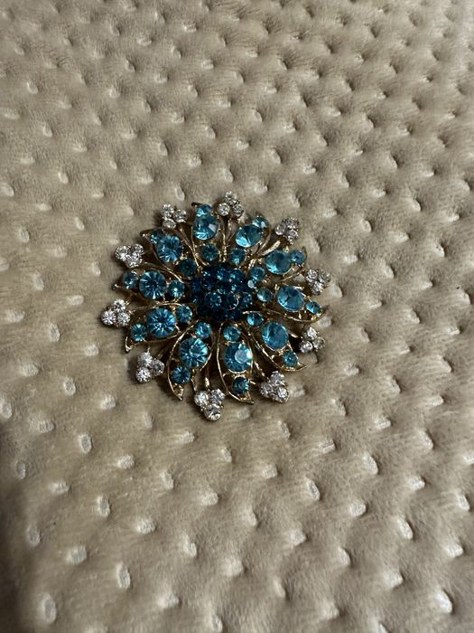 Брошка  блакитна