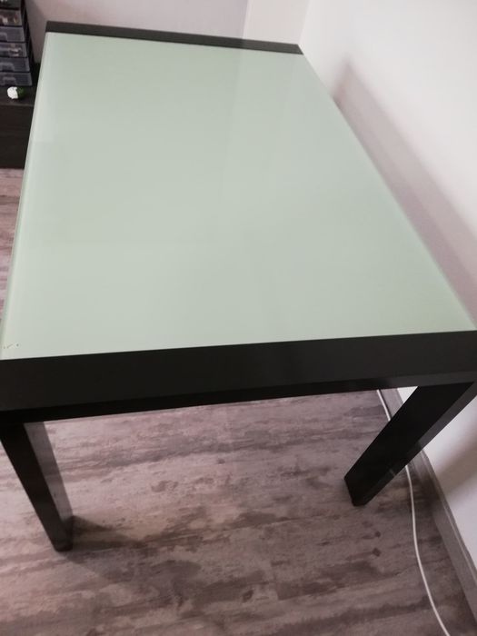 Mesa de jantar de madeira e vidro