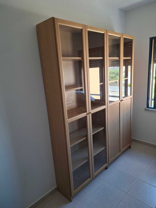 Estante IKEA Billy c/ porta de vidro e efeito carvalho
