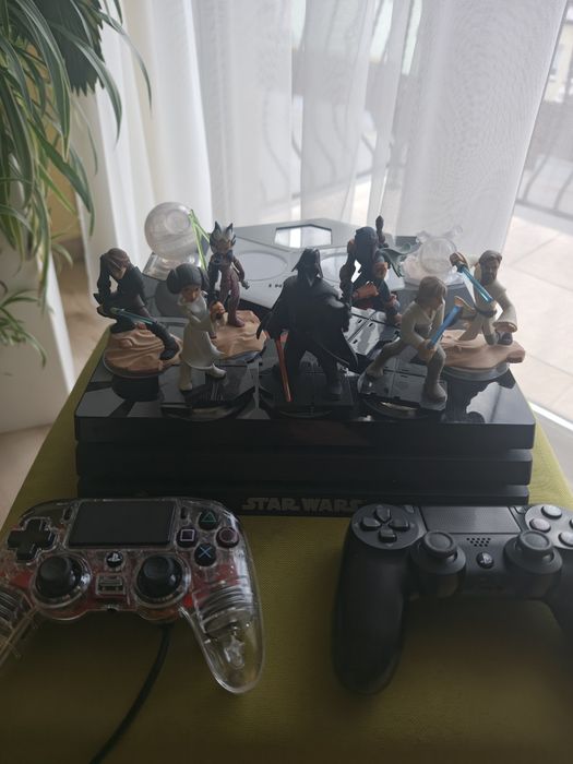PS4 PRO 1TB star wars edycja limitowana + 2 pady + 4 gry