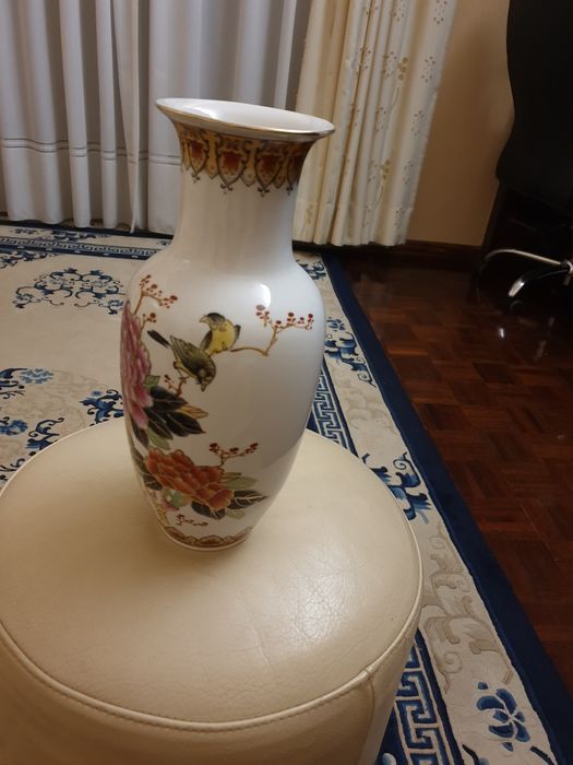 Jarra antiga em porcelana