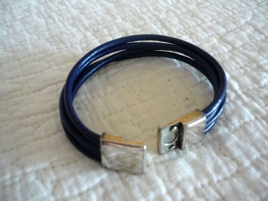 2 Pulseiras: uma de Cortiça e Metal/ outra Pulseira Unissexo Cabedal