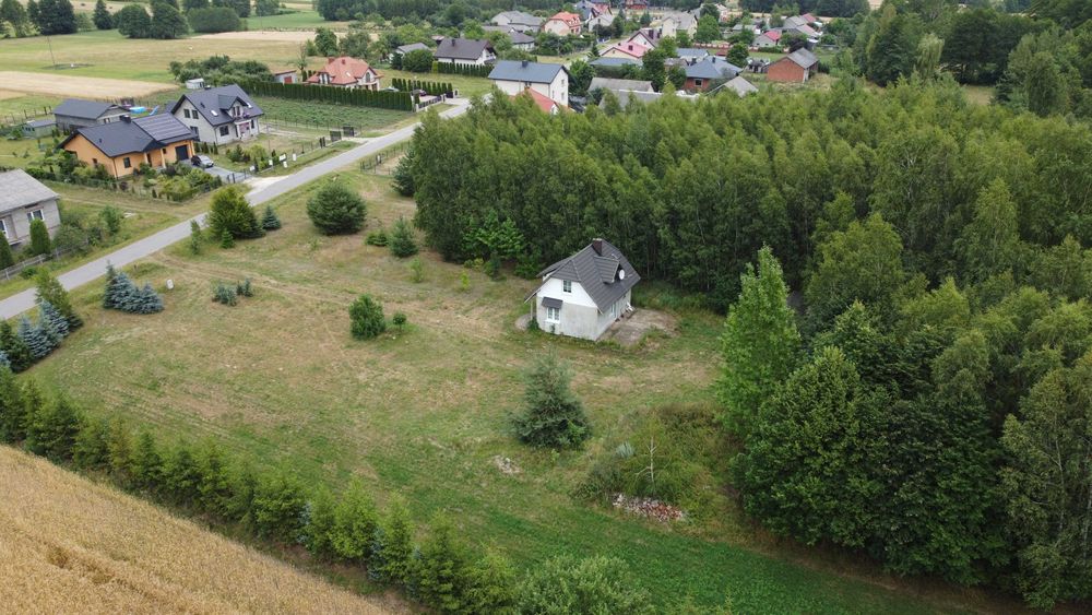 Sprzedam ładnie położoną, szeroką działkę z domem