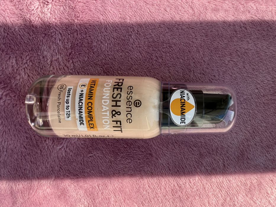 Тональний крем Essence