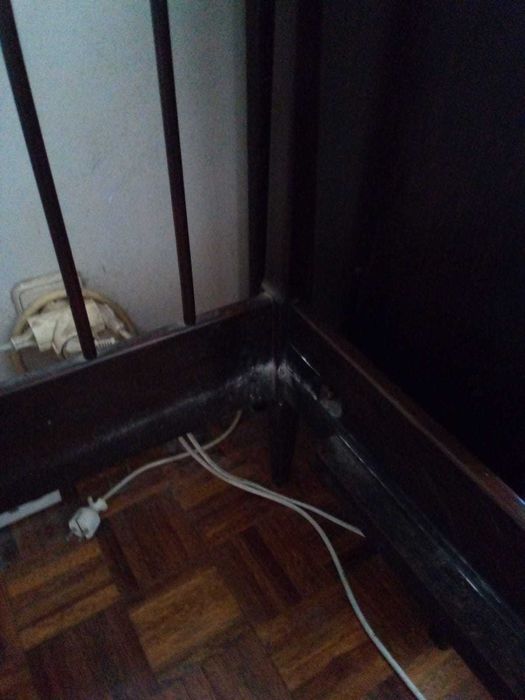 Cama Antiga em Madeira Maciça para Solteiro em Ótimo Estado