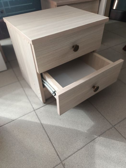 Тумба приліжкова