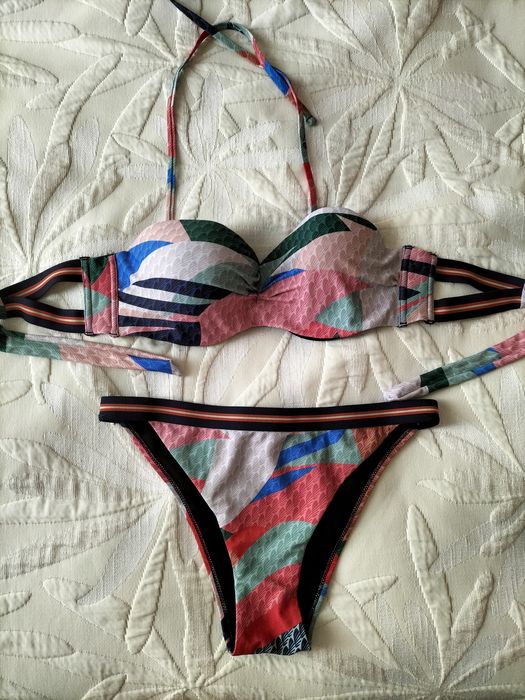 Bikini semi -novo