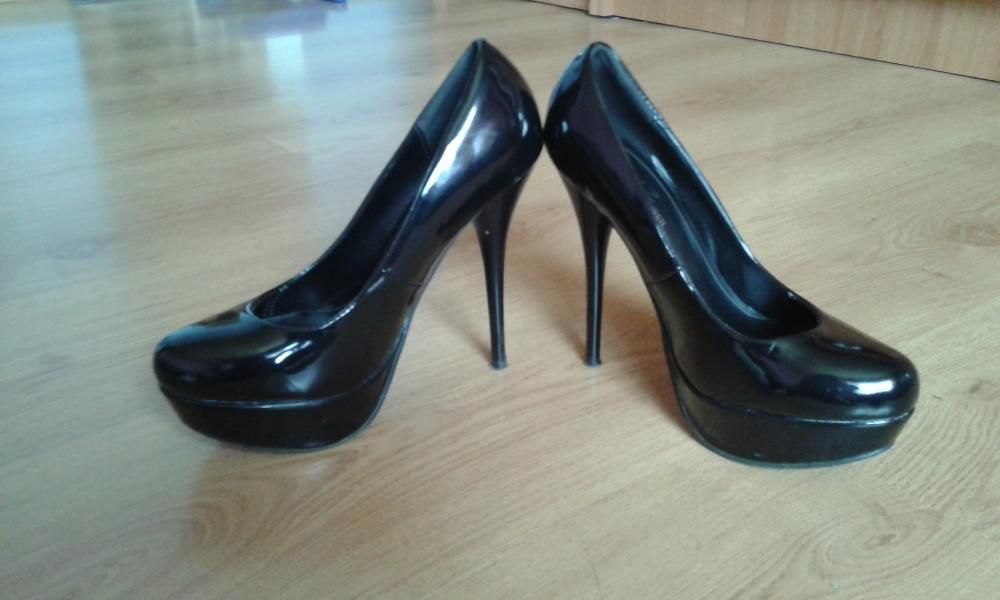 Czarne buty na obcasie