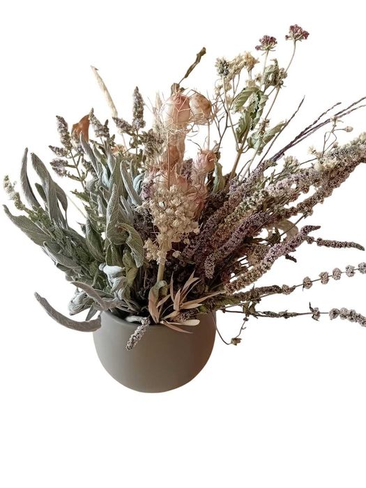 Ramos de flores secas em vaso decorativo