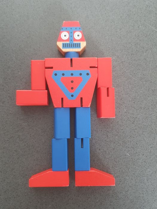 Robot dla dzieci , wykonany z drewna