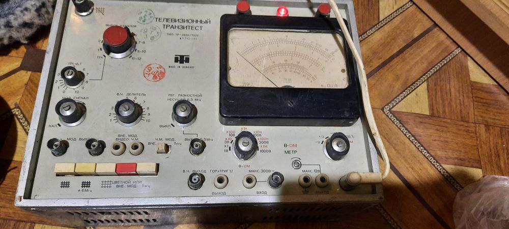 Винтажный прибор для измерения транзисторов.