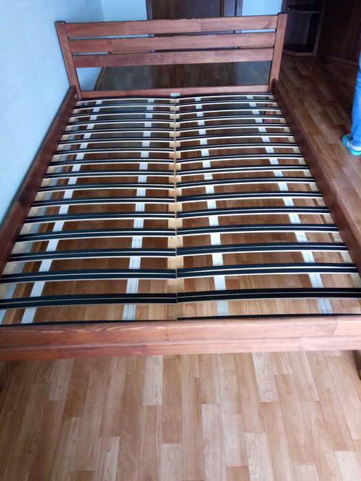 Продам кровать 200 на 140 с матрацом,почти новая,спали пару раз