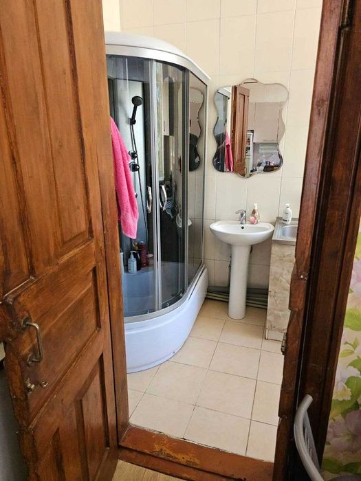 Продам 2-к квартиру (54м2), ремонтом + свое отопление / газ. котел