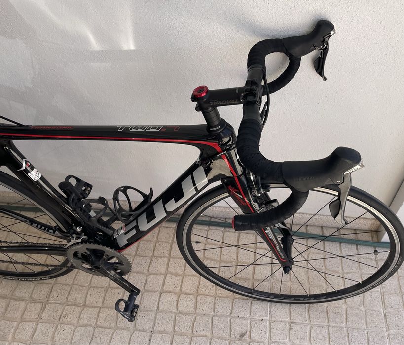 Bicicleta de Ciclismo Fuji em Carbono