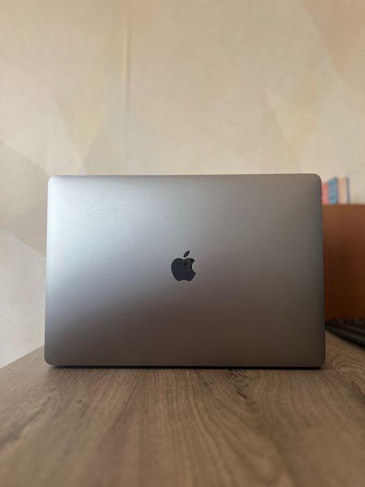 MacBook Pro 15 2018 16/512gb