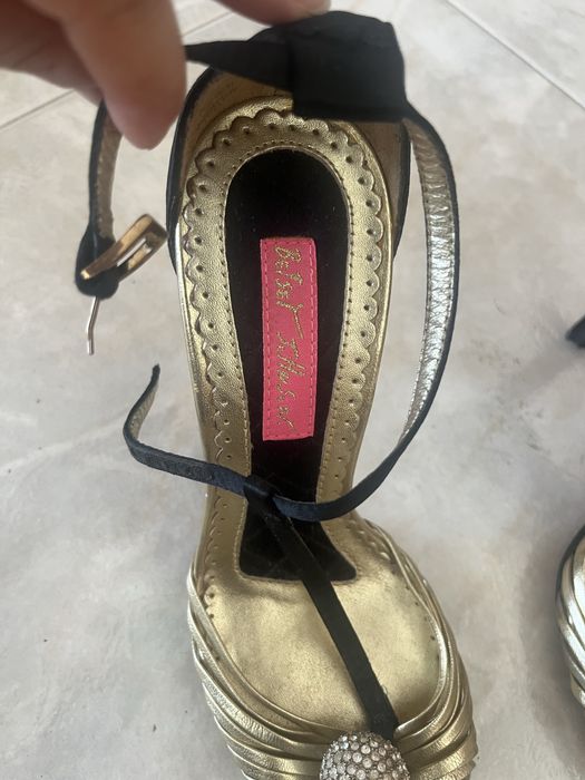 Betsy Johnson saldália de salto alto