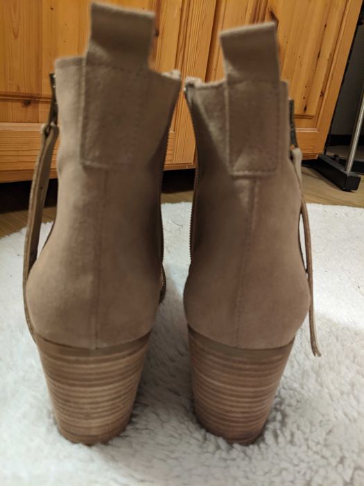 Ботильйони демісезонні замшеві на каблуці виробництво Іспанії р.40