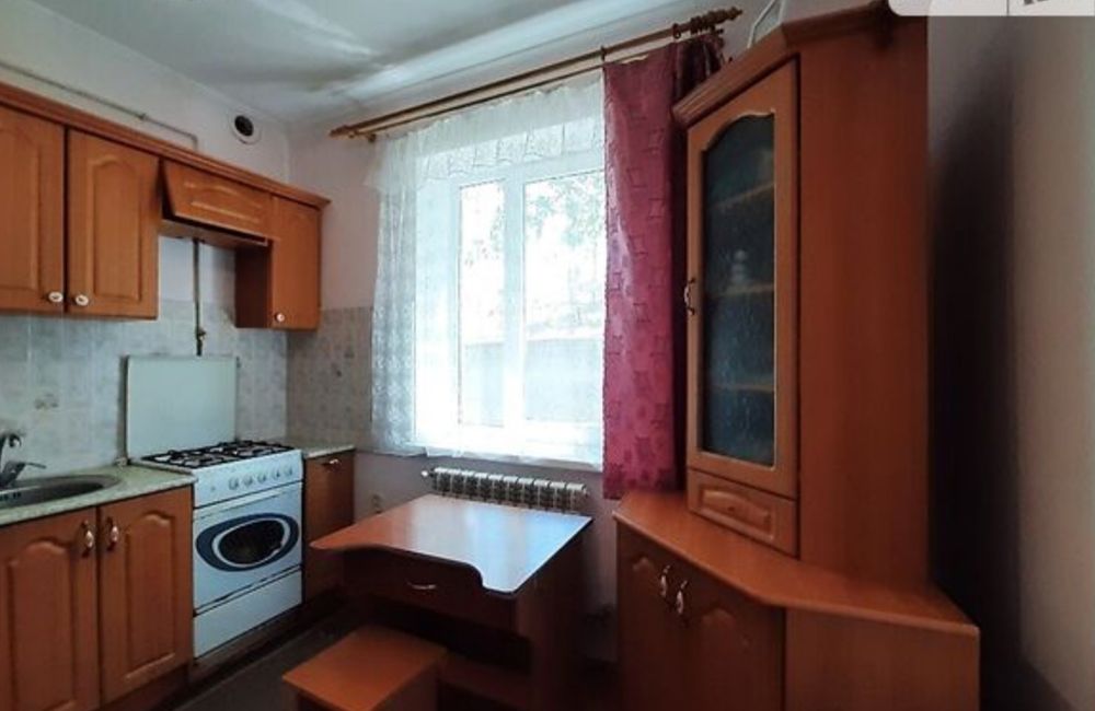 Продається півторачка напівособняк в центрі міста