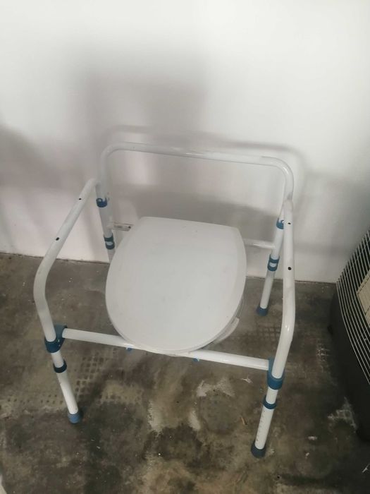 Cadeira WC de Aço com Sanita e Altura Ajustável