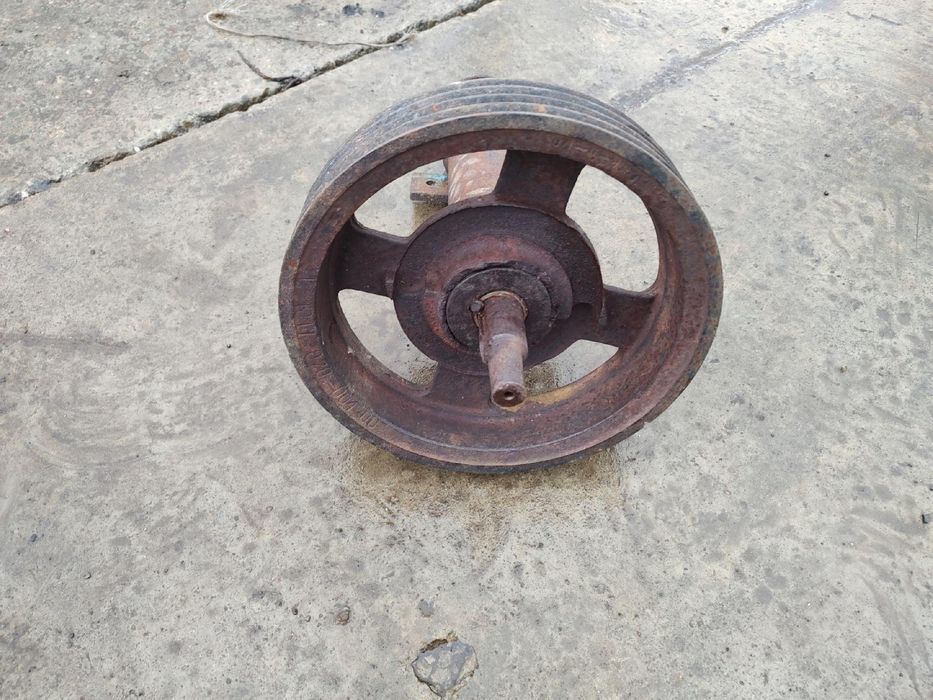 Wał ułożyskowany do cyrkularki krajzegi długość 52 cm z kołem pasowym