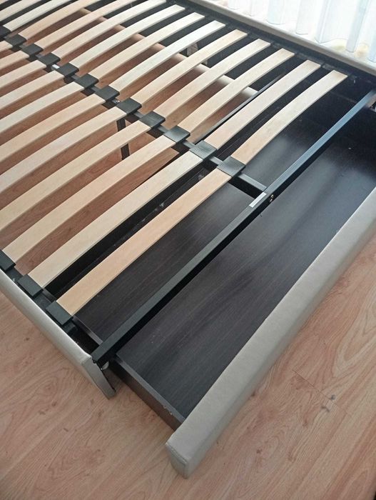 Vende-se Estrutura de Cama 140*190, Design moderna e elegante.