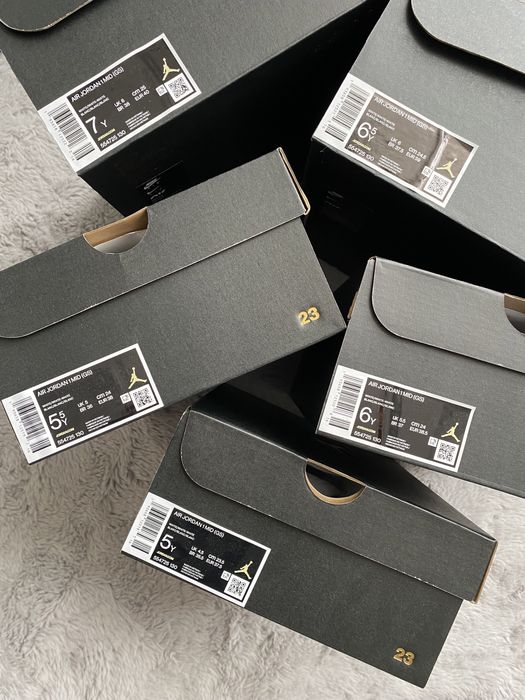 Jordan 1 Mid “Triple White” / Nike Dunk Low “Acid Wash”