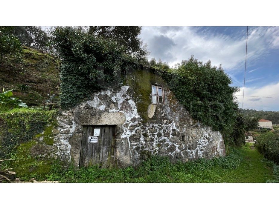 Moradias em ruína em Cerdal, VALENÇA