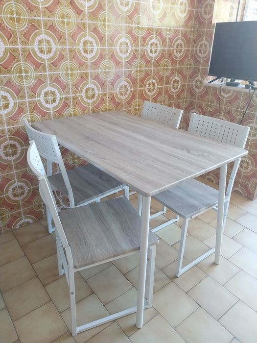 Mesa de cozinha com 4 cadeiras