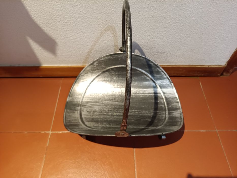 Cesta de lenha em metal