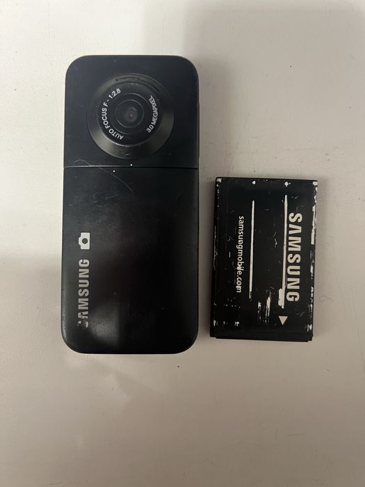 Мобільний телефон Samsung SGH-E590.