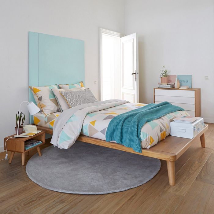 Cama plataforma em pinho maciço, com estrado, na cor Carvalho (sem o colchão)