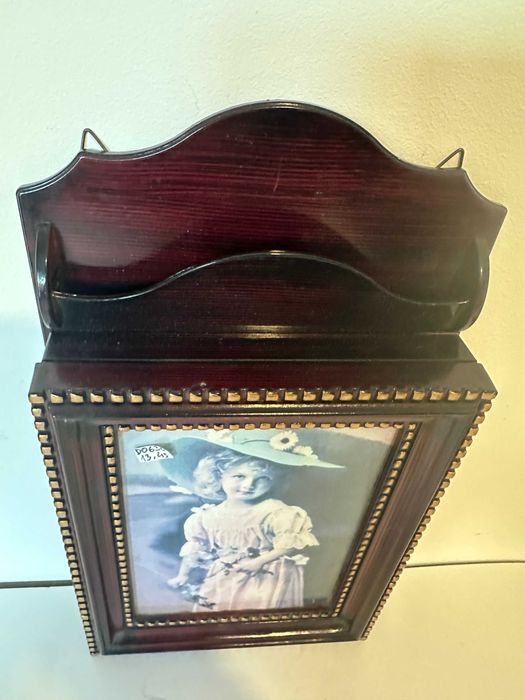 Chaveiro em plástico a imitar madeira.