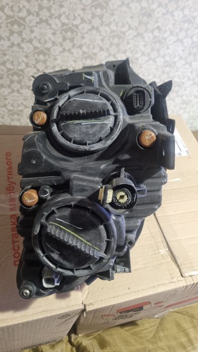 Фари оригінал на Jeep compass 2018 рік Права ціла, ліва під ремонт