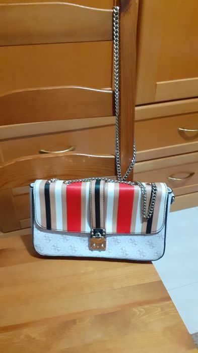 Mala Cinza Claro á Tiracolo C/ riscas ( GUESS  ) C/ Nova